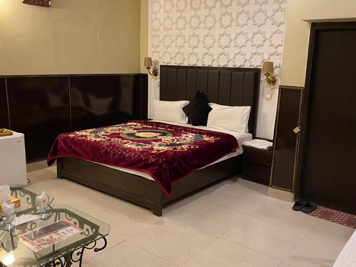 Hotel Royal One Multan Exteriör bild