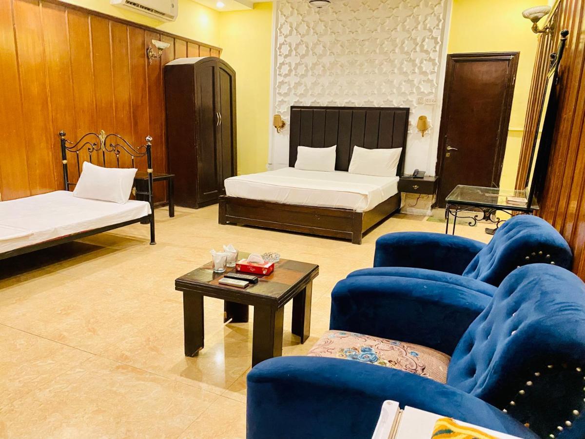 Hotel Royal One Multan Exteriör bild