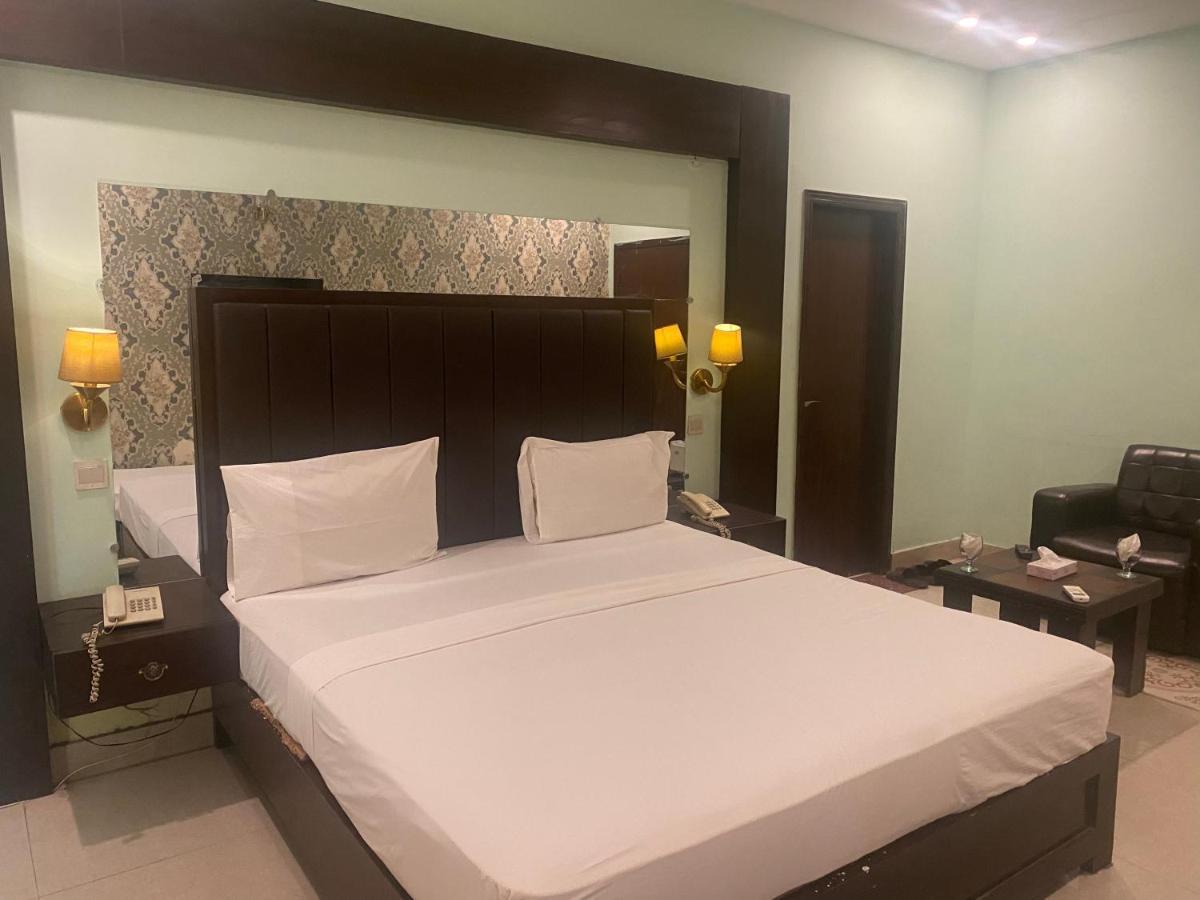 Hotel Royal One Multan Exteriör bild
