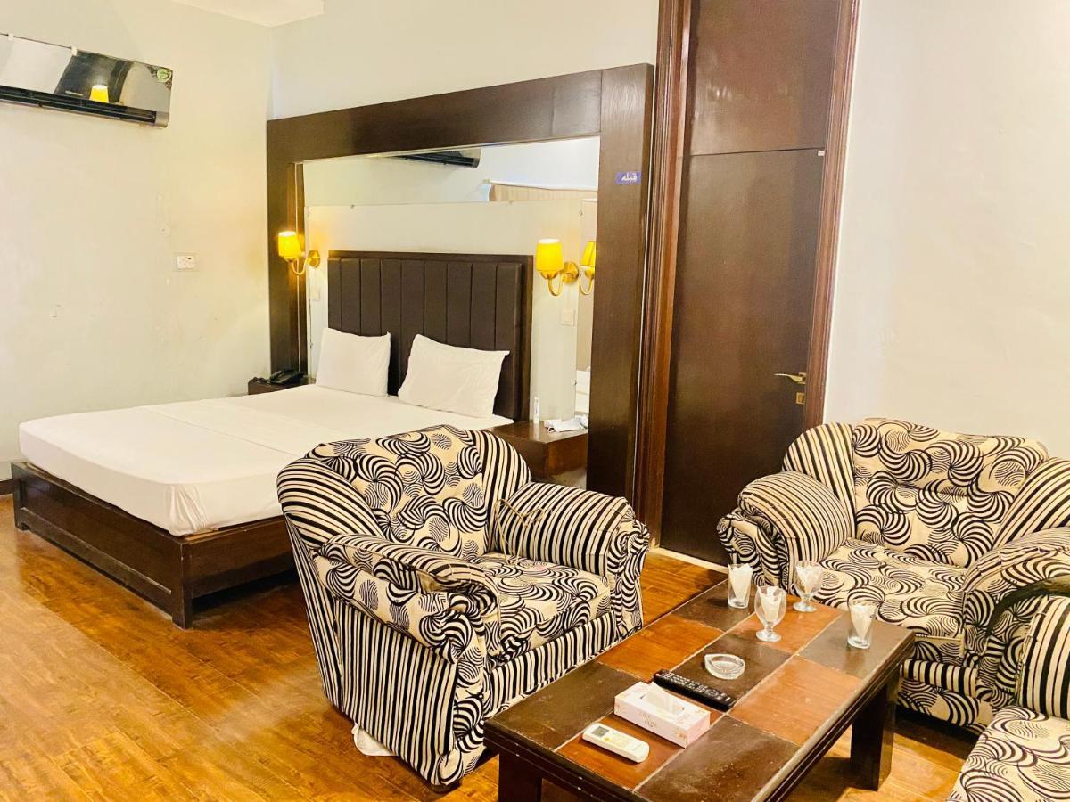 Hotel Royal One Multan Exteriör bild