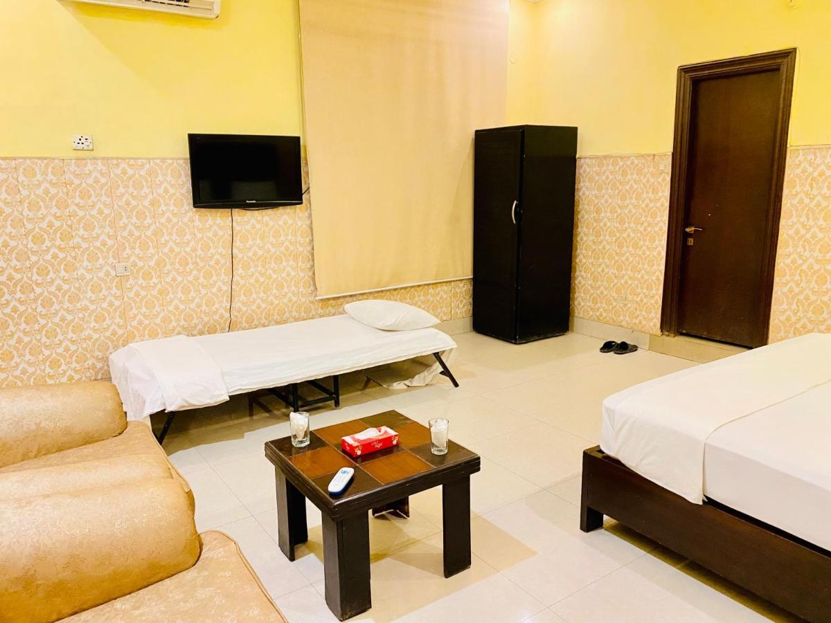 Hotel Royal One Multan Exteriör bild